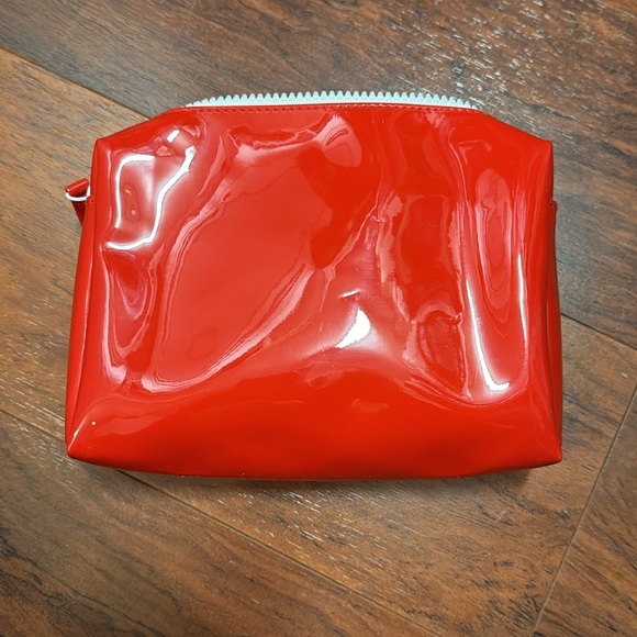 Shiseido Glossy Red Pouch - Picture 4 of 4
